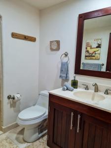 Un baño de STYLISH OCEANFRONT CONDO with POOL