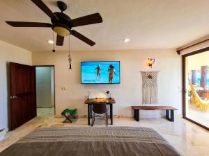 TV a/nebo společenská místnost v ubytování STYLISH OCEANFRONT CONDO with POOL