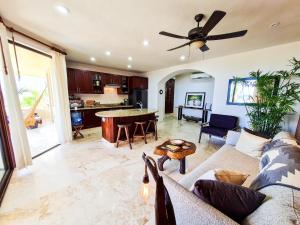 Zona de estar de STYLISH OCEANFRONT CONDO with POOL