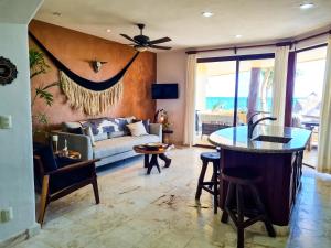 Posezení v ubytování STYLISH OCEANFRONT CONDO with POOL