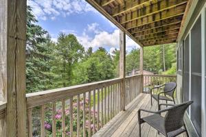 un portico con due sedie e vista sui boschi di Banner Elk Condo about 4 Miles to Sugar Mtn Resort! a Banner Elk