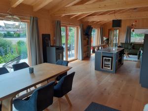 cocina y sala de estar con mesa y sillas en Chalet Muehlwiese en Lindberg