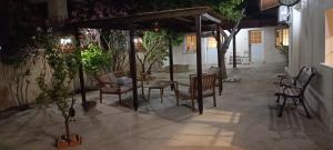eine Terrasse mit einem Tisch und Stühlen unter einem Pavillon in der Unterkunft Lemon Tree Courtyard in Larnaka