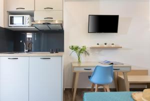 Kuchyň nebo kuchyňský kout v ubytování Kochyli Garden Studios