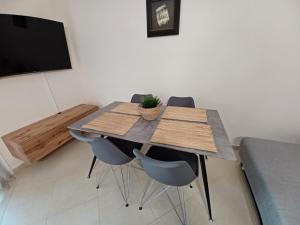 Telewizja i/lub zestaw kina domowego w obiekcie Elena apartment chalkidiki