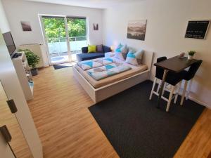 a living room with a couch and a table at Apartment am Gradierbau Bad Kissingen in Bad Kissingen