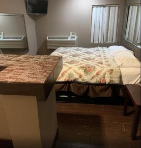 Postel nebo postele na pokoji v ubytování Royal Relax Inn