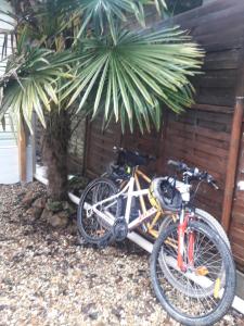 zwei Fahrräder stehen neben einem Haus geparkt in der Unterkunft - La Maison des Bois - in Les Bréviaires
