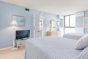 Un dormitorio con dos camas y un televisor de pantalla plana. en Sea Colony --- 401 Dover House, en Bethany Beach