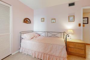Un dormitorio con una cama y una mesa con una lámpara. en Sea Colony --- 401 Dover House, en Bethany Beach