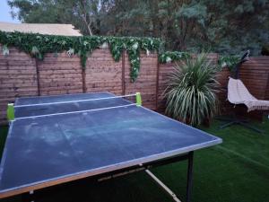 un tavolo da ping pong in un cortile con recinto di le petit chalet cevenol a La Barriére