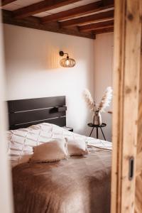 een slaapkamer met een groot bed met een zwart hoofdeinde bij -NIEUW- Luxe & sfeervol Vakantiehuis Tholen in Tholen