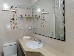 Koupelna v ubytování Grand Appartement à 5 min de la mer et de la mosqué hassan II de Casablanca + 57 fotografií