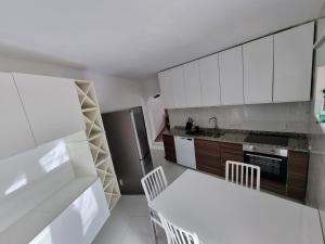 Kuchyň nebo kuchyňský kout v ubytování AAA T2 Awesome Albufeira Apartments Piscina Marina