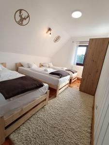 سرير أو أسرّة في غرفة في Dom nad Potokiem Sowa