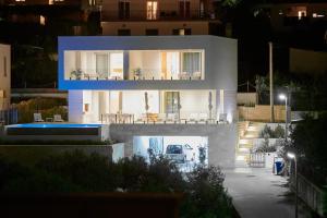 duży biały dom z basenem przed nim w obiekcie Villa Trogir 2 w Trogirze