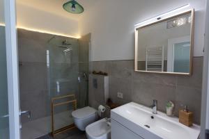 a bathroom with a sink and a toilet and a shower at Openspace a pochi passi dal mare in Lerici