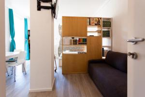 a living room with a couch and a dining room table at Openspace a pochi passi dal mare in Lerici