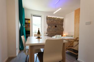 a kitchen and dining room with a table and chairs at Openspace a pochi passi dal mare in Lerici