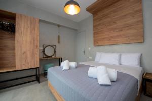 1 dormitorio con 1 cama grande con almohadas blancas en VILLA PENELOPE en Lygia