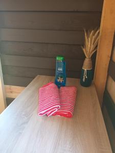 un tavolo con due asciugamani e una bottiglia di latte di Kempings Vīnkalni a Ventspils