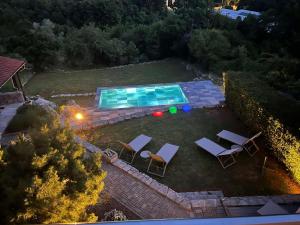 - une vue aérienne sur une cour avec une piscine dans l'établissement Apartmani BILIC, à Kastav