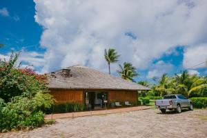 une maison avec un camion garé devant elle dans l'établissement Pousada Maravilha, à Fernando de Noronha