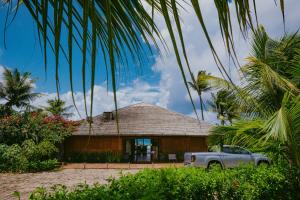 uma casa com um camião estacionado em frente em Pousada Maravilha em Fernando de Noronha