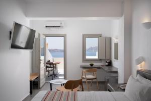 una camera con letto e una cucina con tavolo di Hotel Goulielmos ad Akrotírion