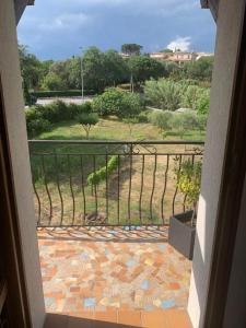 Elle comprend un balcon offrant une vue sur un parc. dans l'établissement Appartement indépendant dans villa, entre Fréjus et St Raphaël, à Fréjus