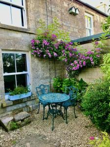 O grădină în afara Key Cottage, sleeps 8