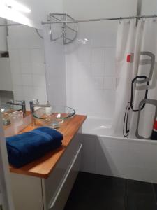 ein Badezimmer mit Holzwaschtisch und Badewanne in der Unterkunft Studio Terrasse Proche Palais des Festivals in Cannes + 23 Fotos