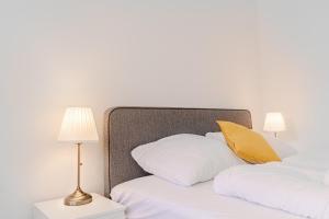 A bed or beds in a room at Pleasing 2BR Apt. AKH-Perfect for Groups