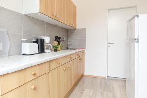 A kitchen or kitchenette at Pleasing 2BR Apt. AKH-Perfect for Groups