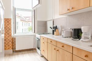 eine Küche mit einer Arbeitsplatte und einem Fenster in der Unterkunft Pleasing 2BR Apt. AKH-Perfect for Groups in Wien