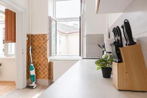 A television and/or entertainment centre at Pleasing 2BR Apt. AKH-Perfect for Groups