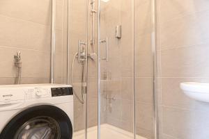 eine Waschmaschine im Bad mit Dusche in der Unterkunft Pleasing 2BR Apt. AKH-Perfect for Groups in Wien