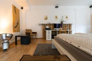 1 dormitorio con cama y escritorio en 230 m2 Loft mit eigenem Wintergarten mit Tischtennis & Dart, kostenloser Parkplatz, en Erfurt