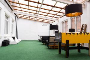 a room with a table and a green floor at 230 m2 Loft mit eigenem Wintergarten mit Tischtennis & Dart, kostenloser Parkplatz in Erfurt