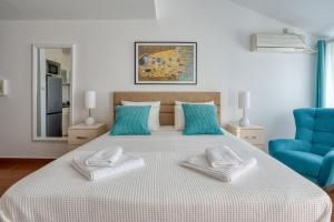 um quarto com uma cama com duas toalhas em Apartment Elegant em Kotor