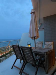 une table et des chaises avec un parasol sur un balcon dans l'établissement Infinity View, à Arenales del Sol