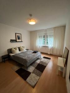 um quarto com uma cama e um tapete em Gemütlich eingerichtete 2-Zimmer Wohnung in Duisburg Meiderich em Duisburgo