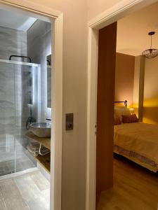 Habitación con baño con cama y lavabo. en Cozy flat elix, en Lefkandi Chalkidas