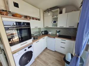Kuchyň nebo kuchyňský kout v ubytování Duplex face à la mer - Le Studio d'Adal