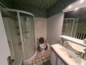 Koupelna v ubytování Duplex face à la mer - Le Studio d'Adal