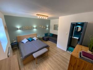 Posteľ alebo postele v izbe v ubytovaní IstEni apartman Zamárdi, akár 12 fő! Balaton + 24 fotografií