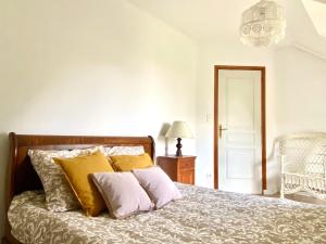 מיטה או מיטות בחדר ב-Gîte de charme au cœur de la campagne bretonne