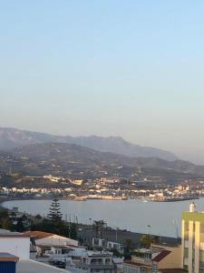 vistas a la ciudad y a un cuerpo de agua en Estudio cerca de la playa 3 en Málaga