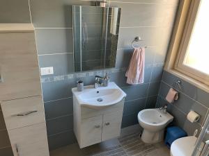 łazienka z umywalką i toaletą w obiekcie Casa Maria Costa Blu w mieście Isola delle Femmine +23 zdjęcia