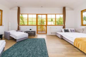 duży salon z 2 łóżkami i kanapą w obiekcie Apartmán Ela w mieście Horní Blatná